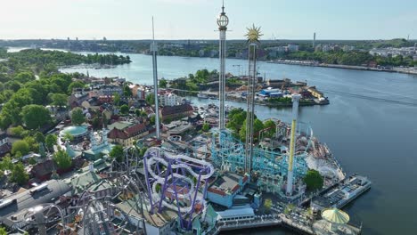 Paralaje-Aéreo-En-Sentido-Contrario-A-Las-Agujas-Del-Reloj-Alrededor-De-Las-Torres-Del-Parque-De-Atracciones-Grona-Lund-Estocolmo