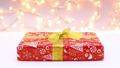 el regalo de navidad con la cinta de oro aparece.