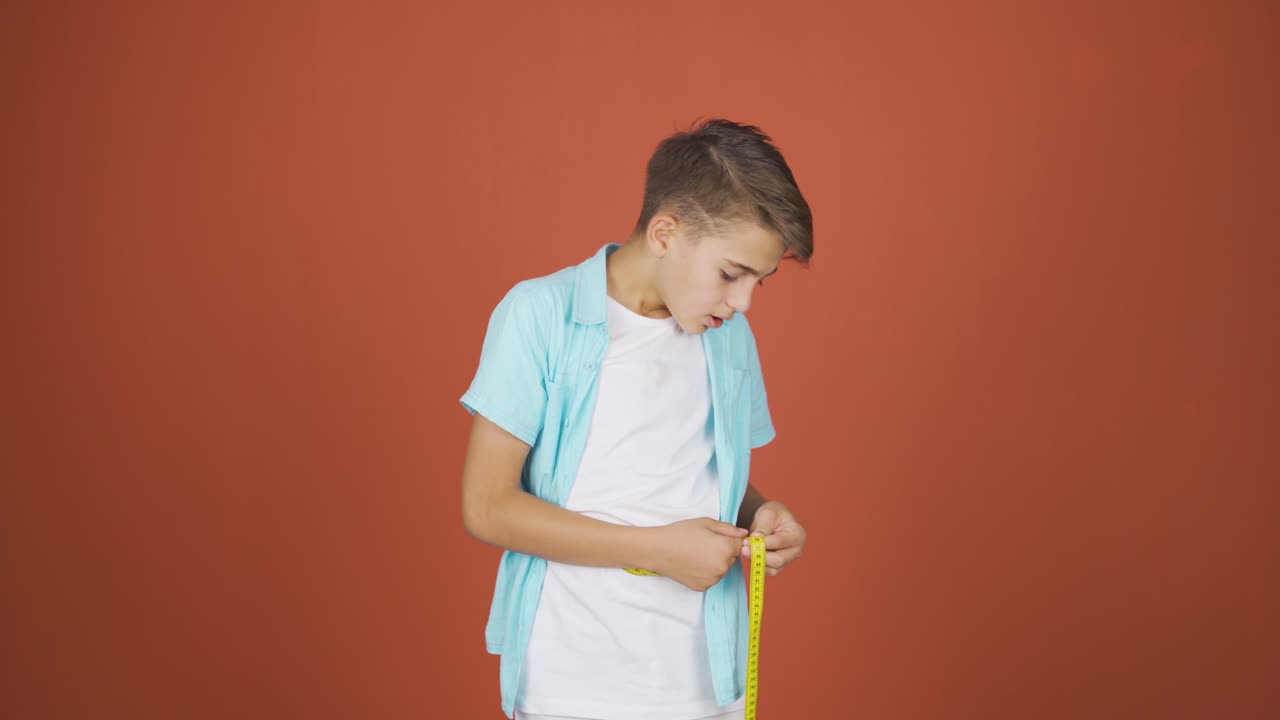 자신의 체중에 불만족한 소년.