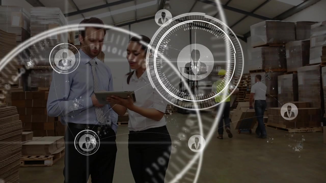 Video verticale: Due dipendenti che toccano un tablet, generando punti HUD che mappano la forza lavoro lungo il corridoio di un magazzino.
