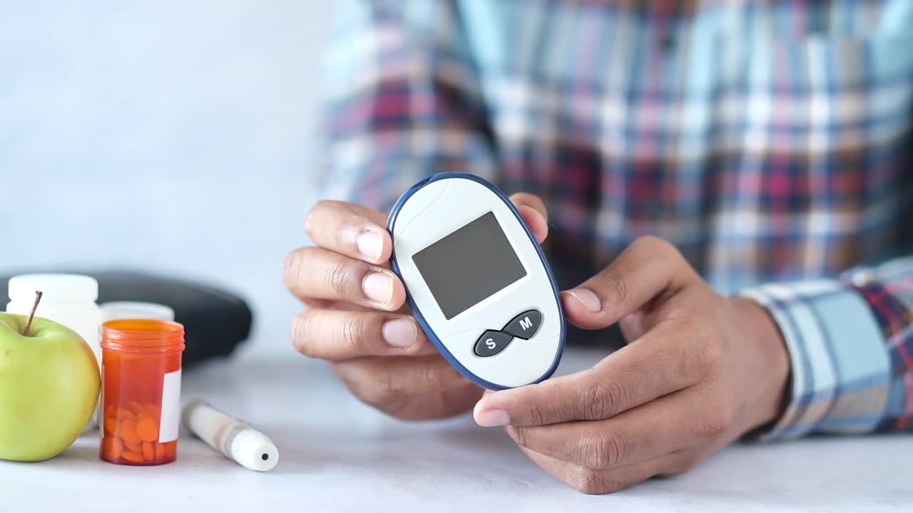 혈당 측정기를 사용하여 혈당 수치를 확인하는 사람