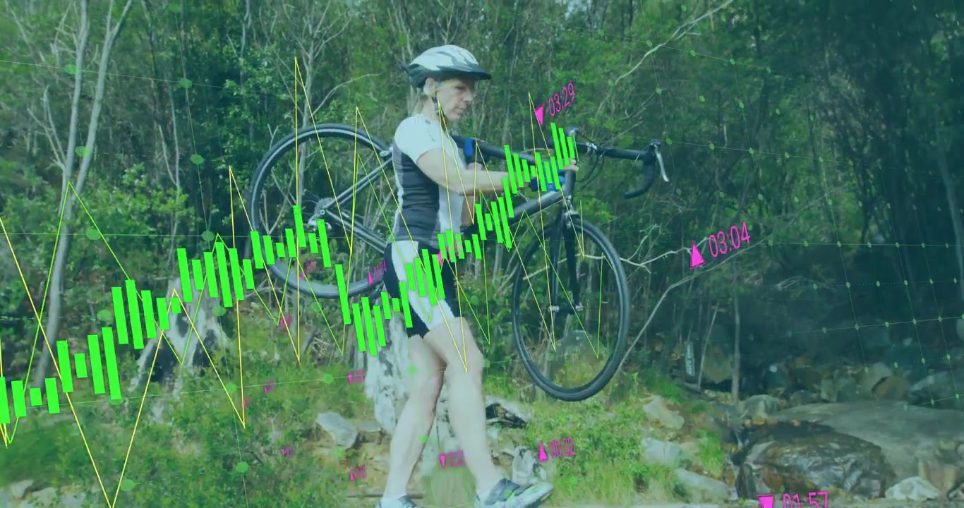Ciclista sportivo che solleva la bici sulla spalla attraversando un sentiero roccioso con sovrapposizioni verdi, gialle e rosa.