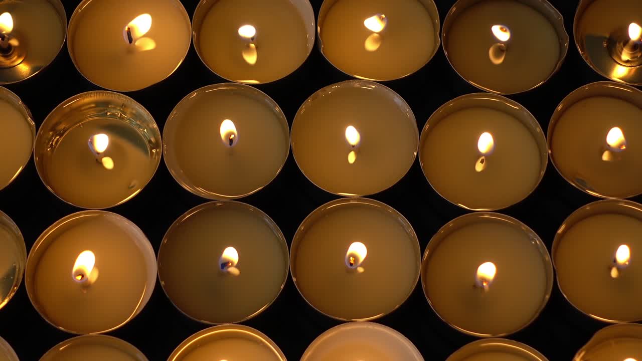 Candele su sfondo nero