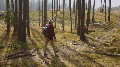 Camper-Geht-Zum-Angeln-Und-Geht-Mit-Rucksack-Und-Spinnangel-Durch-Den-Wald.-Fischer-Mittleren-Alters