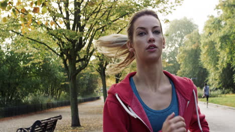 une coureuse qui court dans un parc en train de faire de l'exercice en plein air