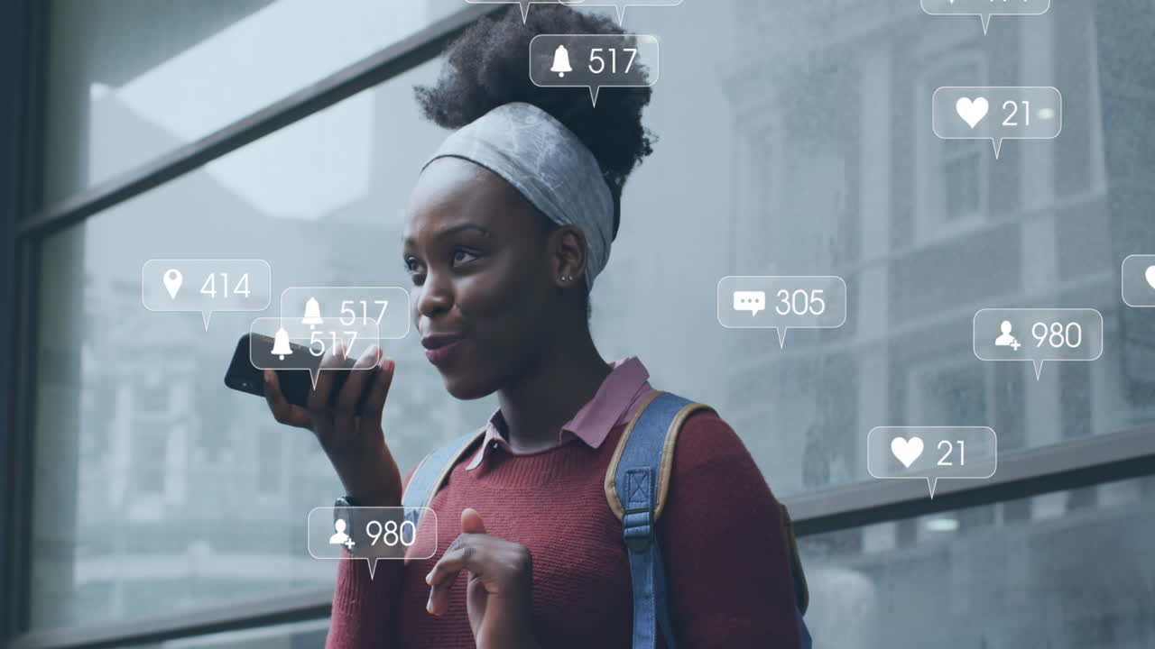 animación de notificaciones de redes sociales sobre una mujer afroamericana hablando en un teléfono inteligente en la ciudad