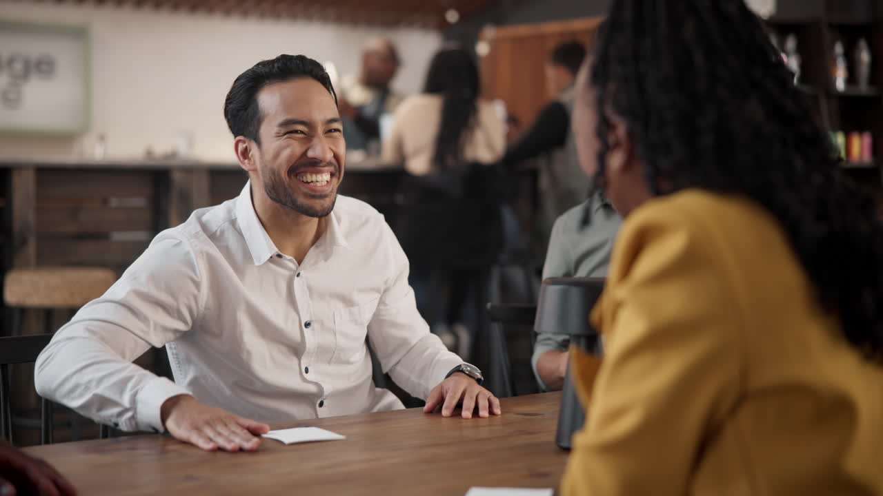 amici che si divertono a chiacchierare in un caffè