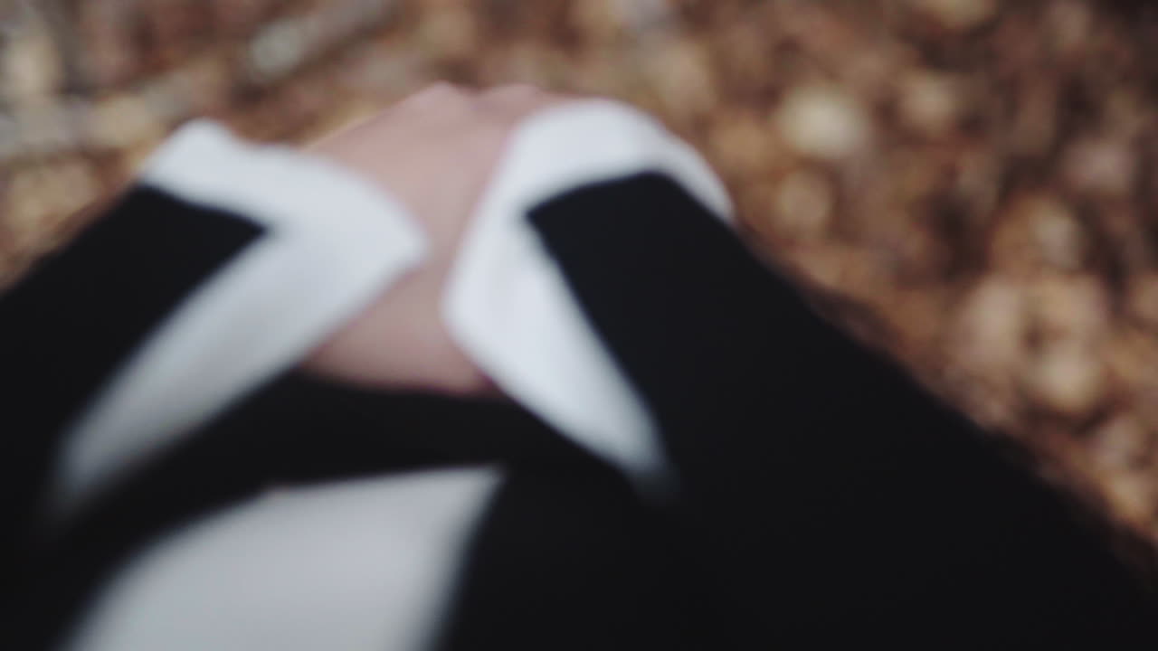 primavera otoño temporada ropa de abrigo manos doblar primer plano