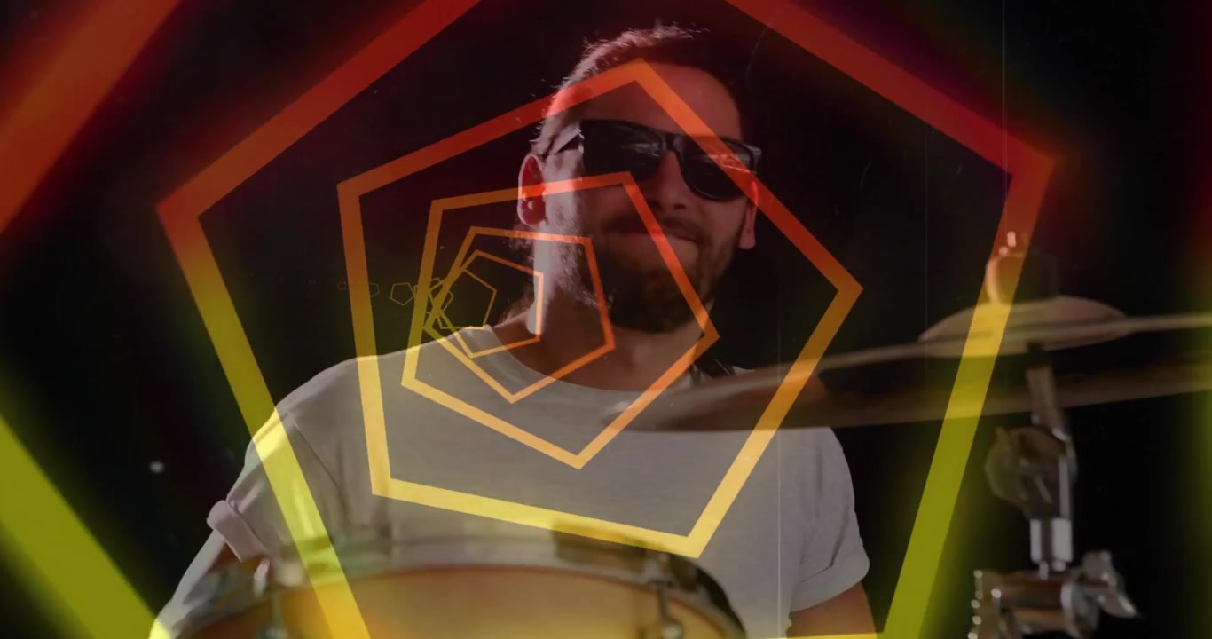 Batterista uomo che inizia un ritmo costante per la musica, spirale pentagonale al neon che si ingrandisce, oscurando i piatti.