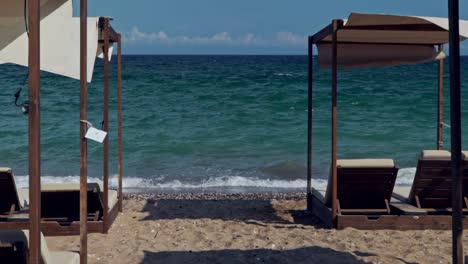 rayos de sol vacíos en la playa de foinikounta, ubicada cerca de kalamata, peloponeso, grecia, verano de 2020, cámara lenta