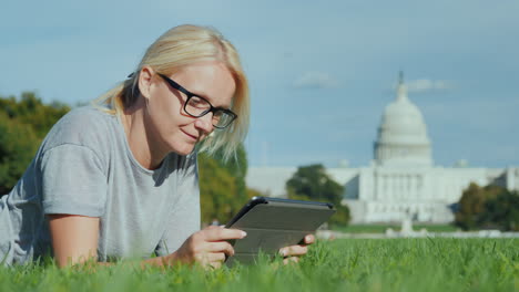 Frau-Auf-Tablet-Von-Capitol-Building