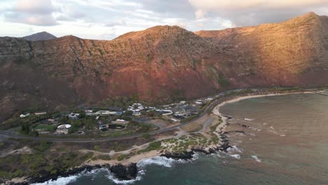 Contemplando-El-Amanecer-En-Las-Montañas-Koolau-En-Dirección-Al-Parque-De-Vida-Marina