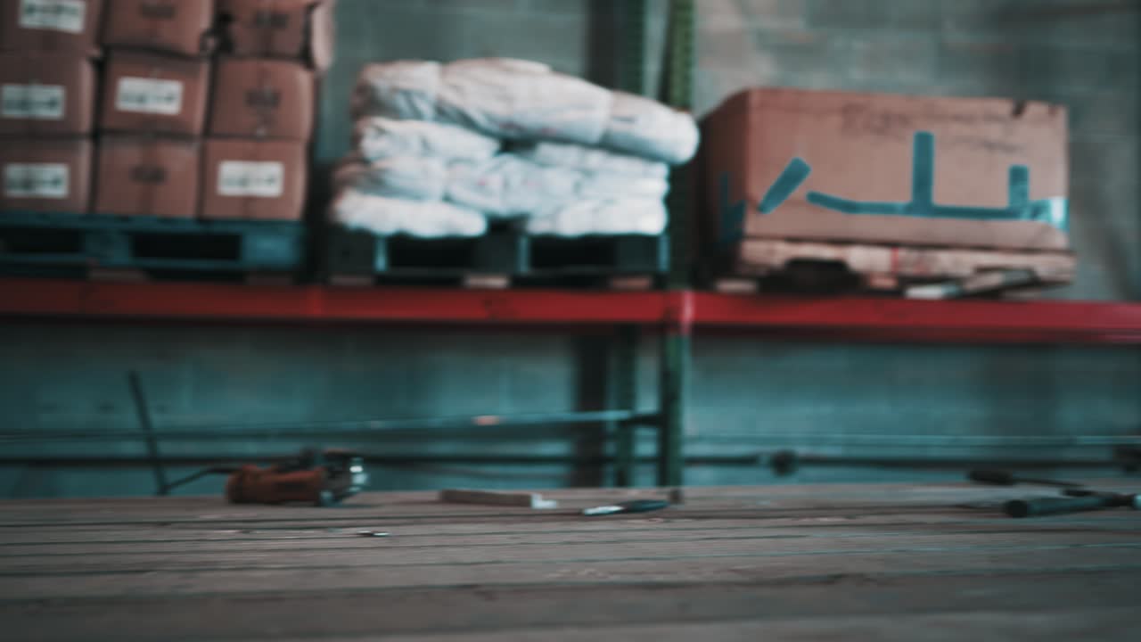 el trabajador alcanza su agua y su casco de soldadura en un entorno de reparación de automóviles