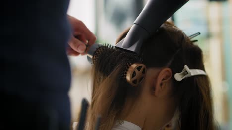 espectáculos de video portátiles de peluquería usando secador de cabello