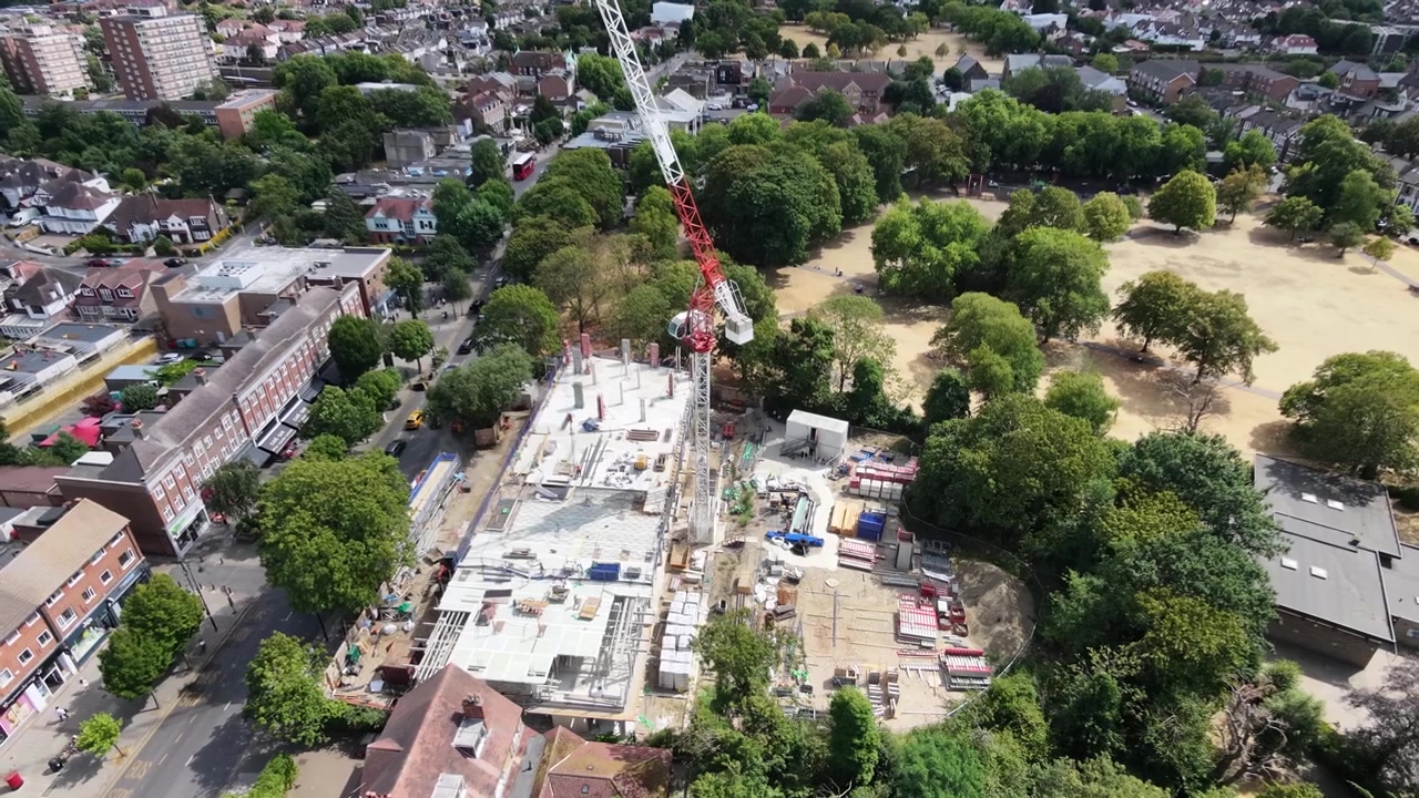 Grua-torre em canteiro de obras em Wanstead, Londres, Reino Unido, vista aérea de drone.