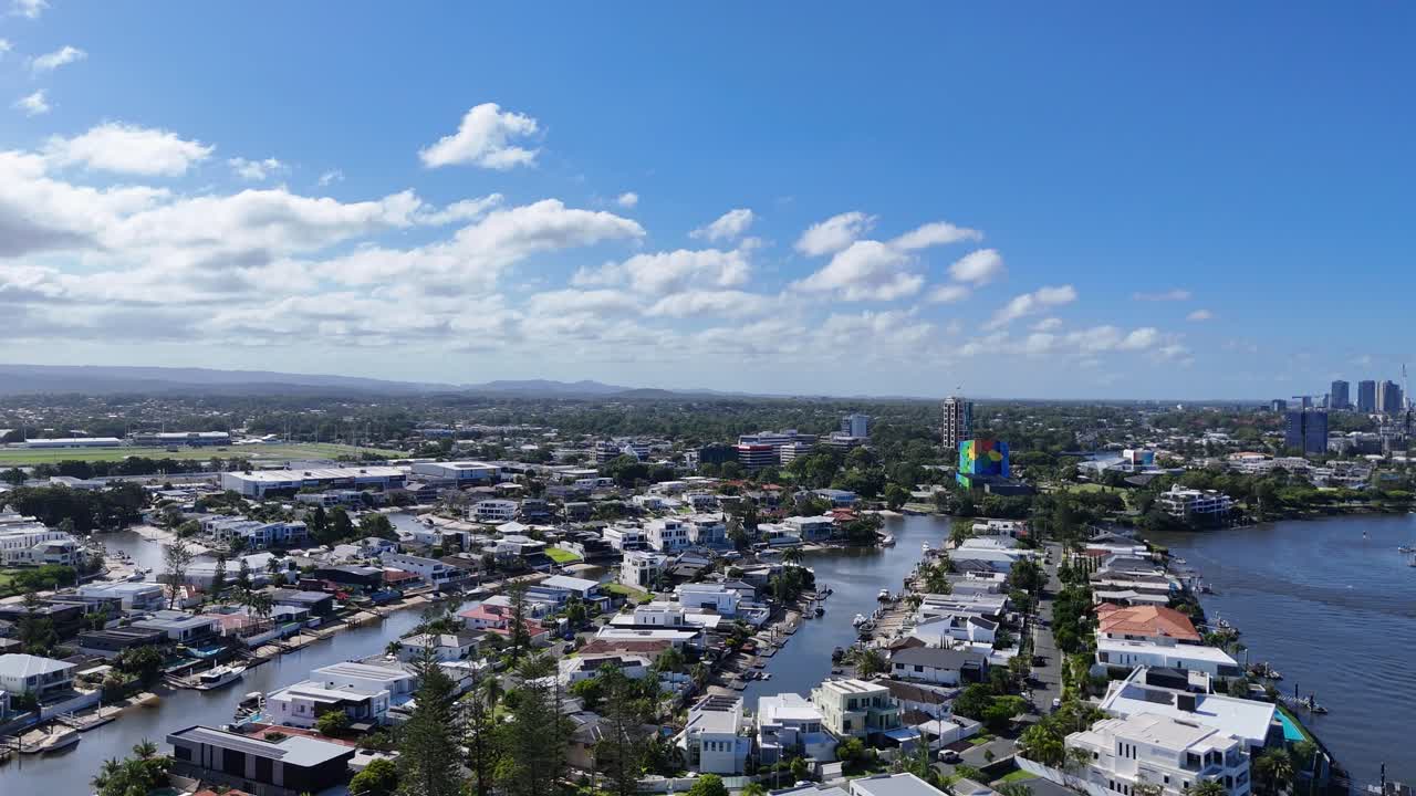 해안 도시 풍경의 풍경적인 공중 풍경