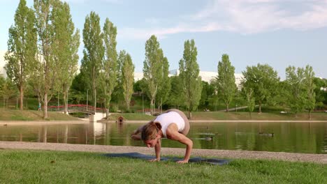 mujer haciendo yoga cerca del estanque