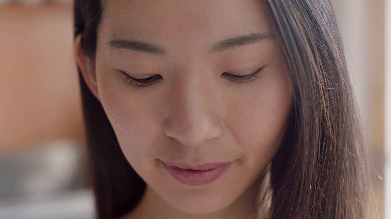 자연스러운 피부 피부색으로 행복한 미소를 짓는 아름다운 아시아 여성의 초상화