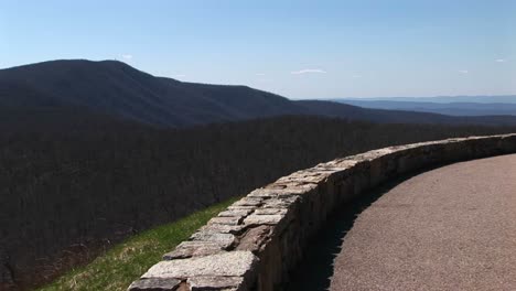 longshot de un muro de piedra bajo a lo largo de una carretera en las montañas blue ridge de virginia