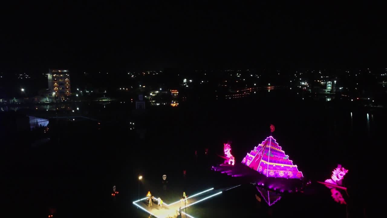 야간에 멕시코에서 진행되는 라이브 콘서트의 항공 샷