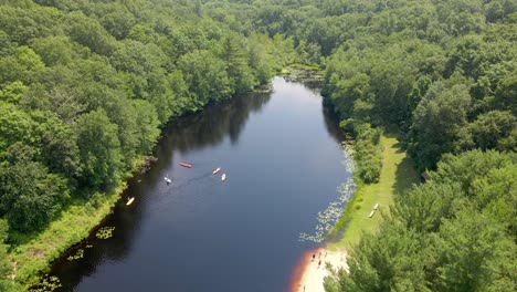 Leute,-Die-Im-Stausee-In-Ashford,-Ct,-Während-Eines-Sommercamps-Für-Kinder-Kajak-Fahren-Und-Spaß-Haben