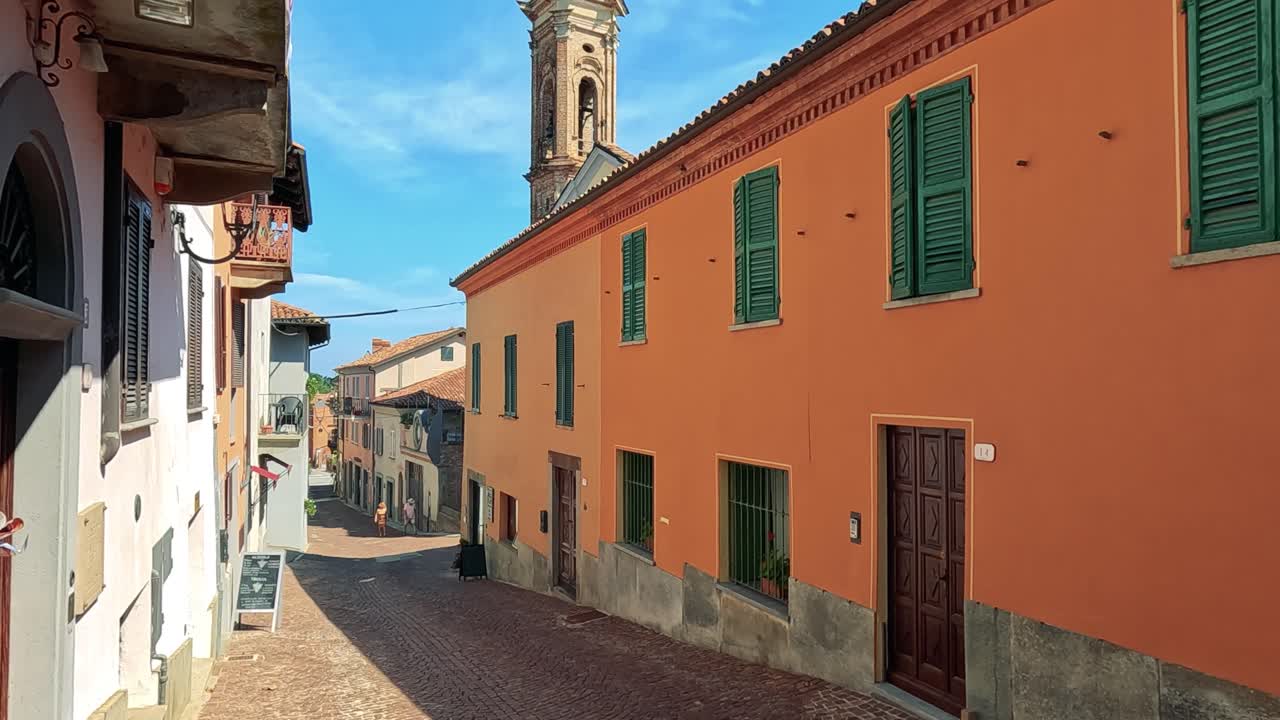 다채로운 건물들이 있는 매력적인 이탈리아 거리