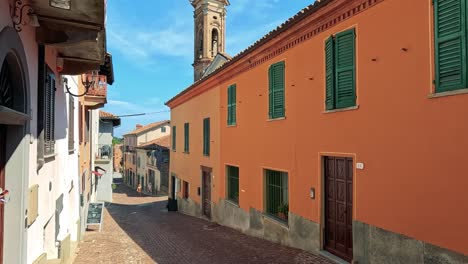calle italiana encantadora con edificios de colores