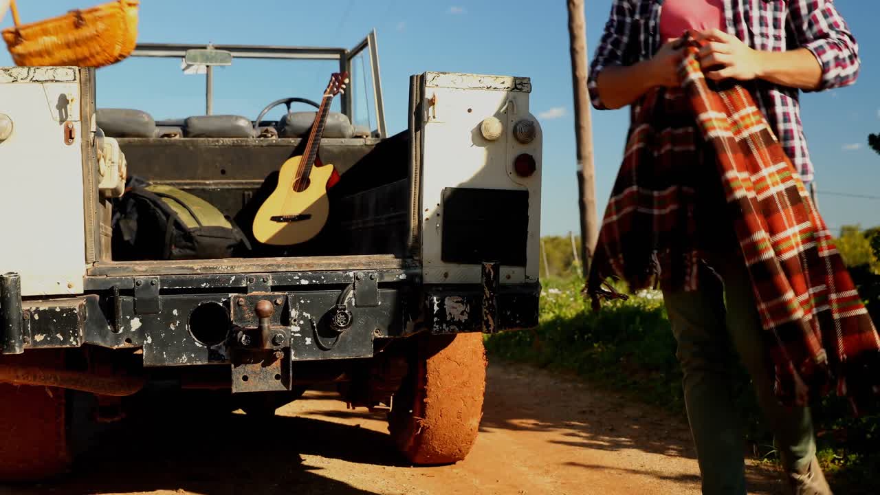 커플이 차에서 내려오고 있습니다.
