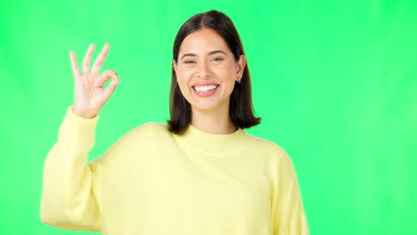 ok, pantalla verde y retrato de una mujer haciendo