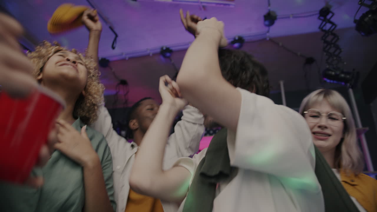 друзья танцуют на вечеринке