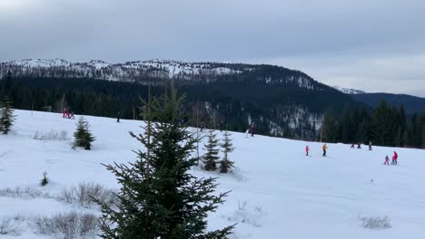 Blick-Von-Einem-Skilift-Auf-Eine-Skipiste,-Skifahrer,-Bergblick