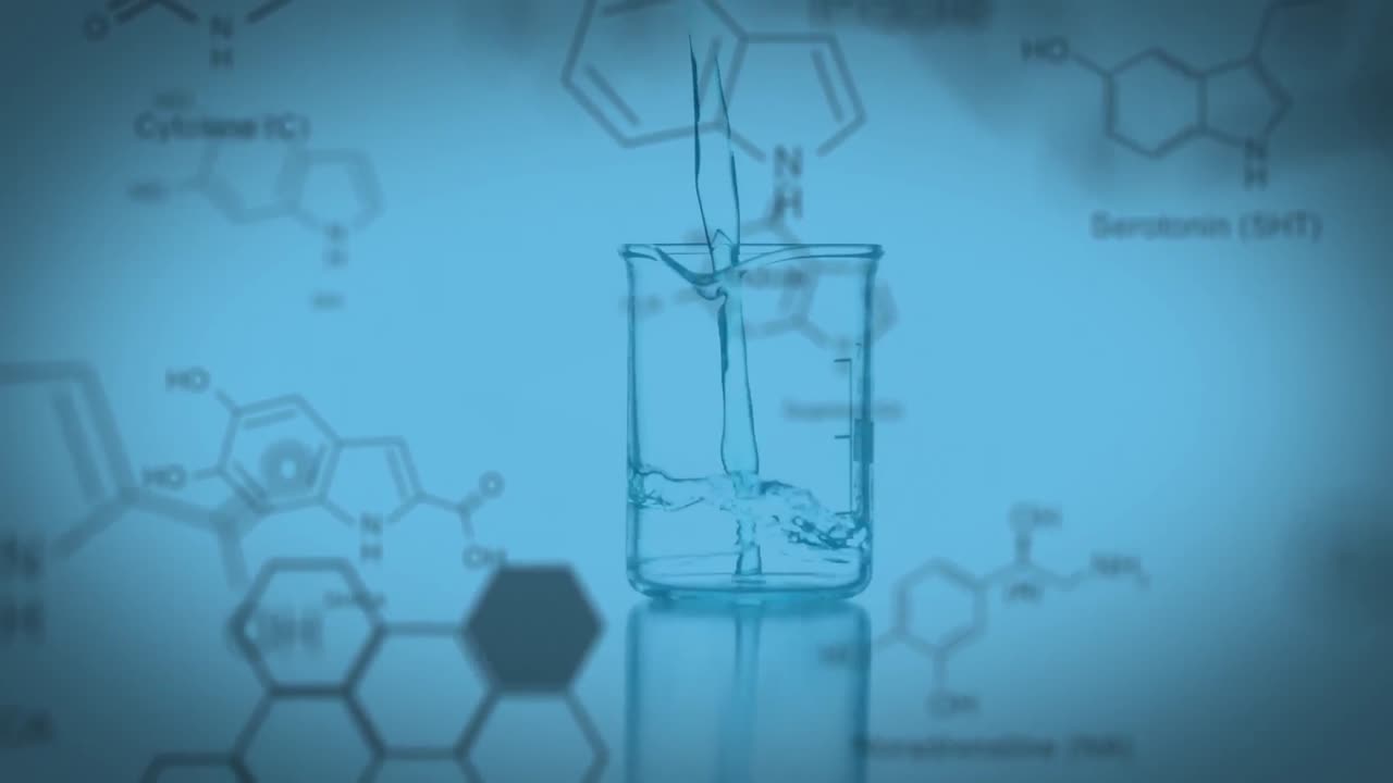 Becher da laboratorio con dati e formula strutturale di composti chimici in primo piano
