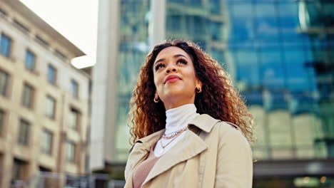 pensativa, feliz y mujer de negocios en la ciudad
