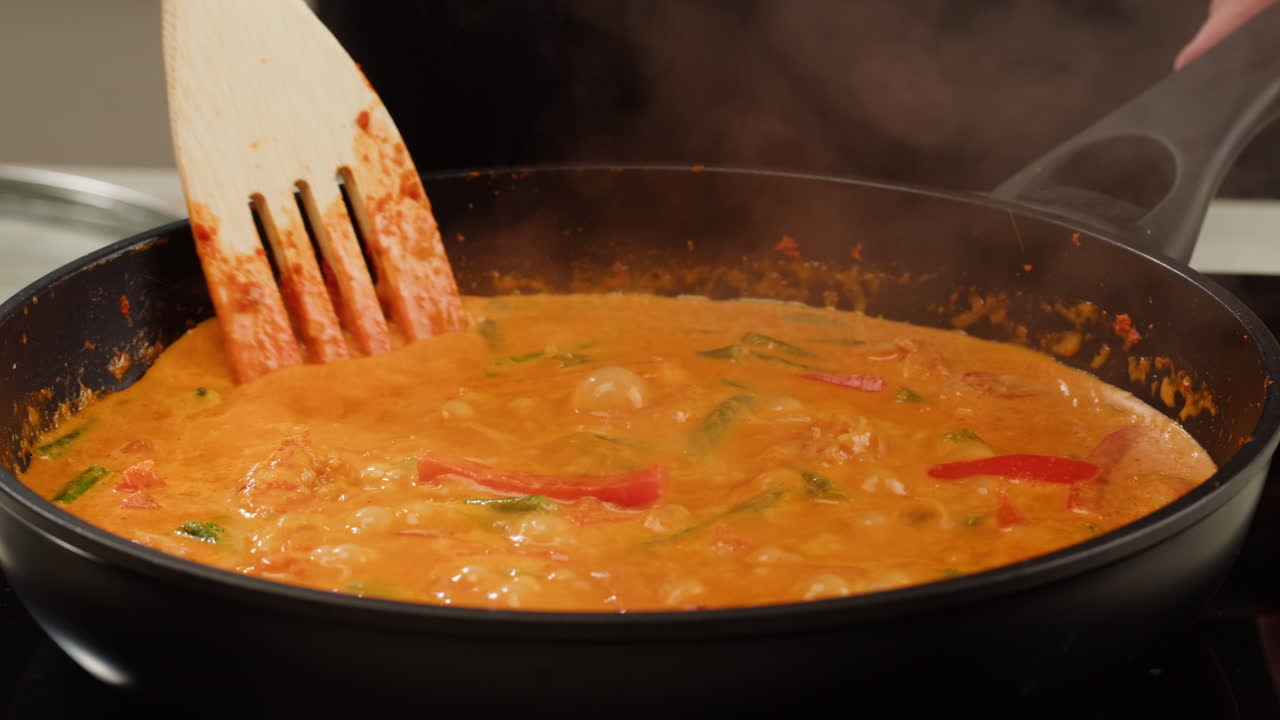 Curry rosso di gamberi al tamarindo, gamberi in salsa di pomodoro e zenzero, cucina asiatica, ristorante cinese.