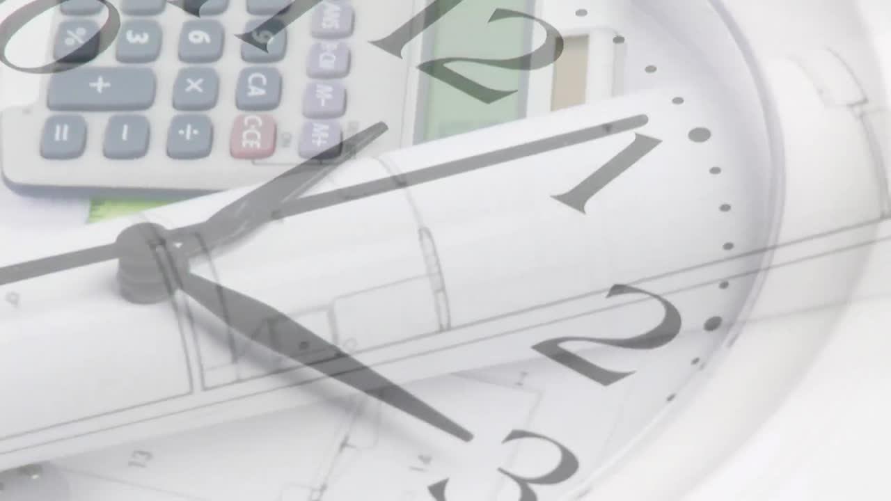 el reloj marcando contra la calculadora y los documentos girando