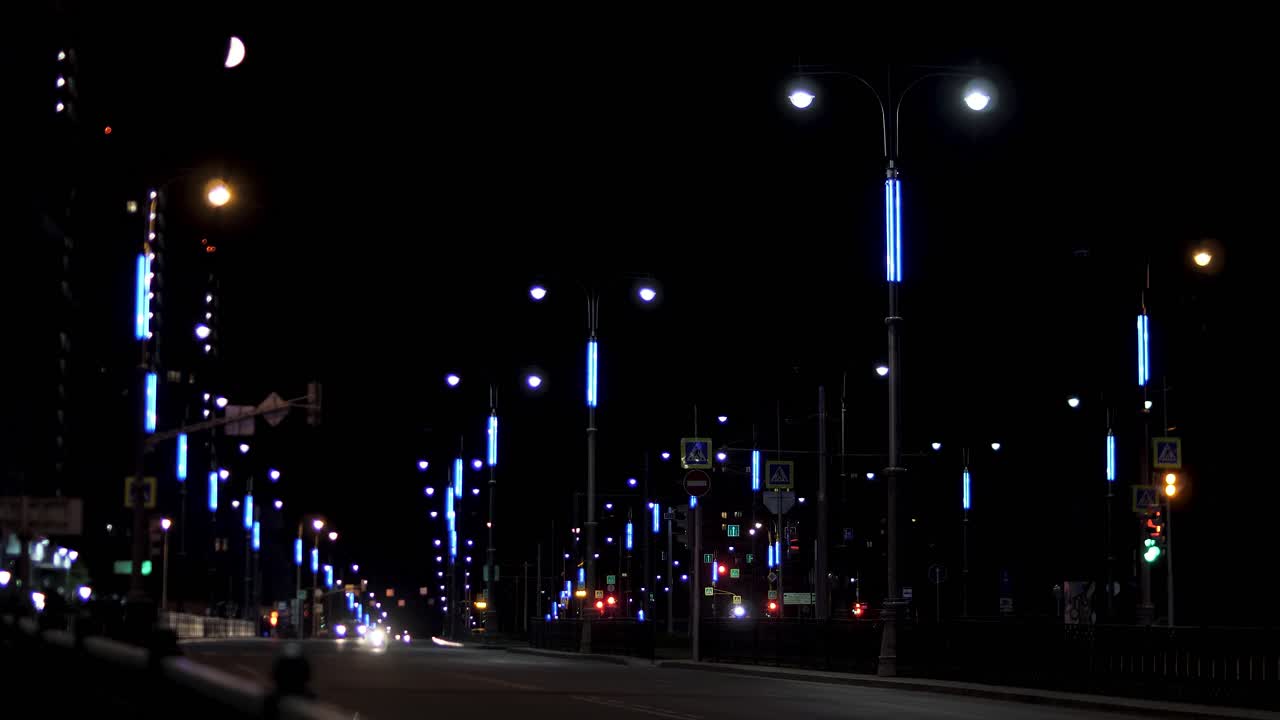 puente de la ciudad por la noche con luces azules