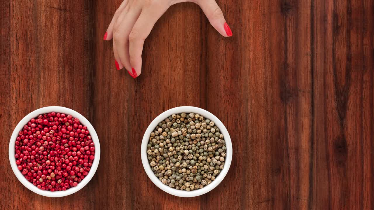 ofreciendo granos de pimienta