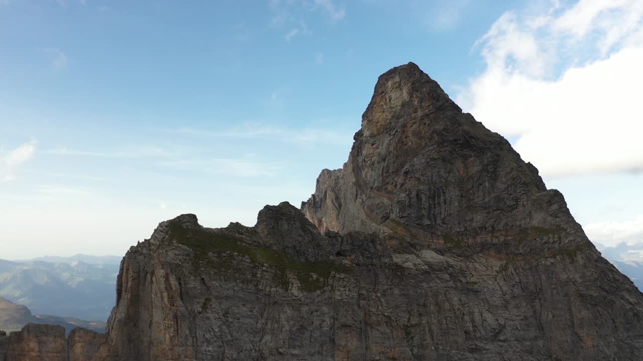 un dron lento y pacífico de la cima y el pico de dossengrat en suiza