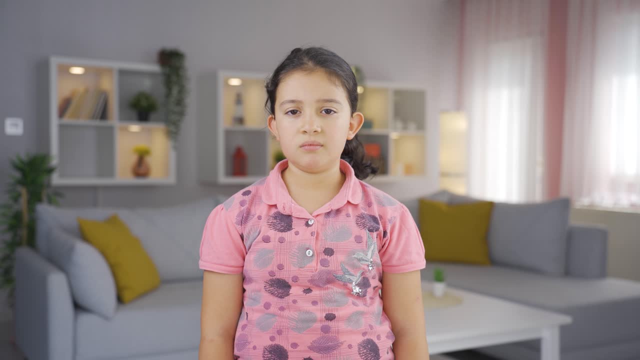 niña mirando a la cámara con una expresión aburrida.