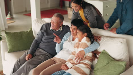 Große-Familie,-Entspannen-Und-Umarmen-Sich-Gemeinsam-In-Der-Lounge