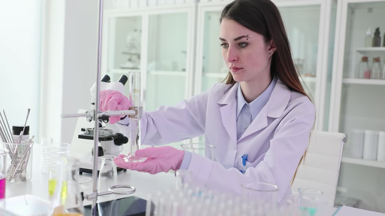 Una científica que lleva a cabo investigaciones en un laboratorio