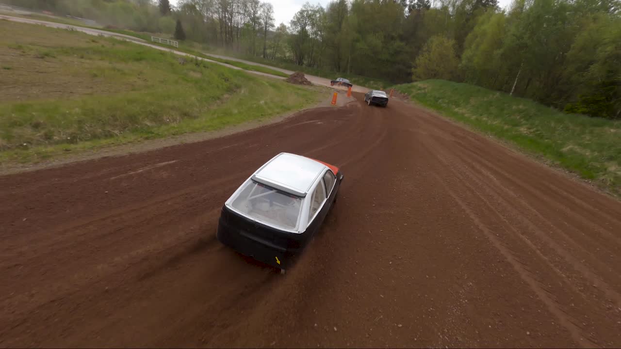 Rally di auto rottame inseguito da un drone FPV.