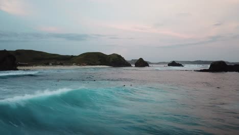 Surfistas-Aéreos-De-4k-Remando-Contra-Corriente-En-Aguas-Azules,-Indonesia