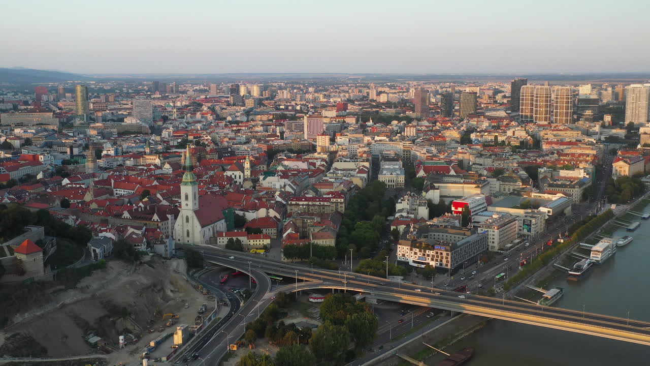 Široký odhalující záběr dronu Bratislavy na Slovensku s Katedrálou svatého Martina v popředí.