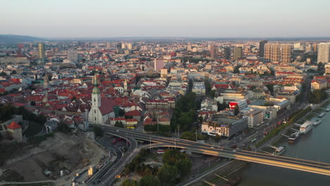 Amplio-Y-Revelador-Disparo-De-Dron-De-Bratislava,-Eslovaquia,-Con-La-Catedral-De-San-Martín-En-Primer-Plano