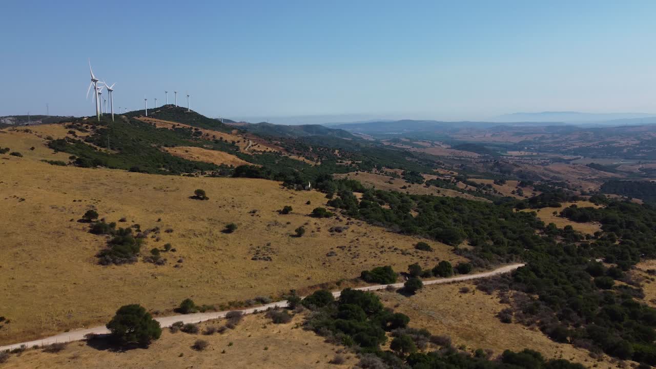 majestuoso paisaje español con molinos de viento eléctricos en la cima de una colina, vista aérea