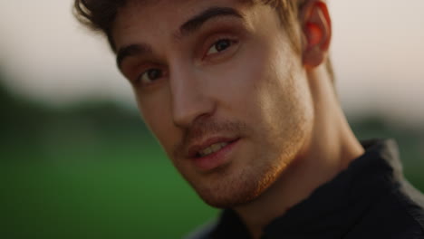 chico joven coqueteando con la cámara. chico modelo caliente mirando a la cámara al aire libre