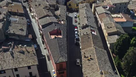 Luftaufnahme-über-Der-Stadt-Und-Den-Gebäuden-Von-Capodimonte-Am-Bolsenasee,-Provinz-Viterbo,-Italien