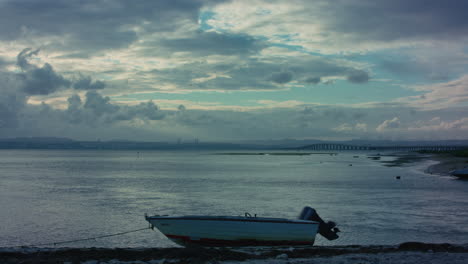 Barcos-En-La-Playa-Moviéndose-Con-El-Viento