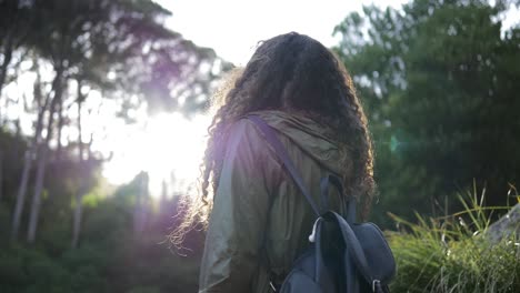 Cámara-Lenta-De-Una-Chica-Moviéndose-Hacia-El-Sol-En-El-Bosque